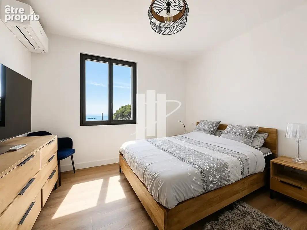 Superbe villa rénovée à Saint-Raphaël   208 m2, vue mer, suites, piscine et prestations d’exception - photo 14