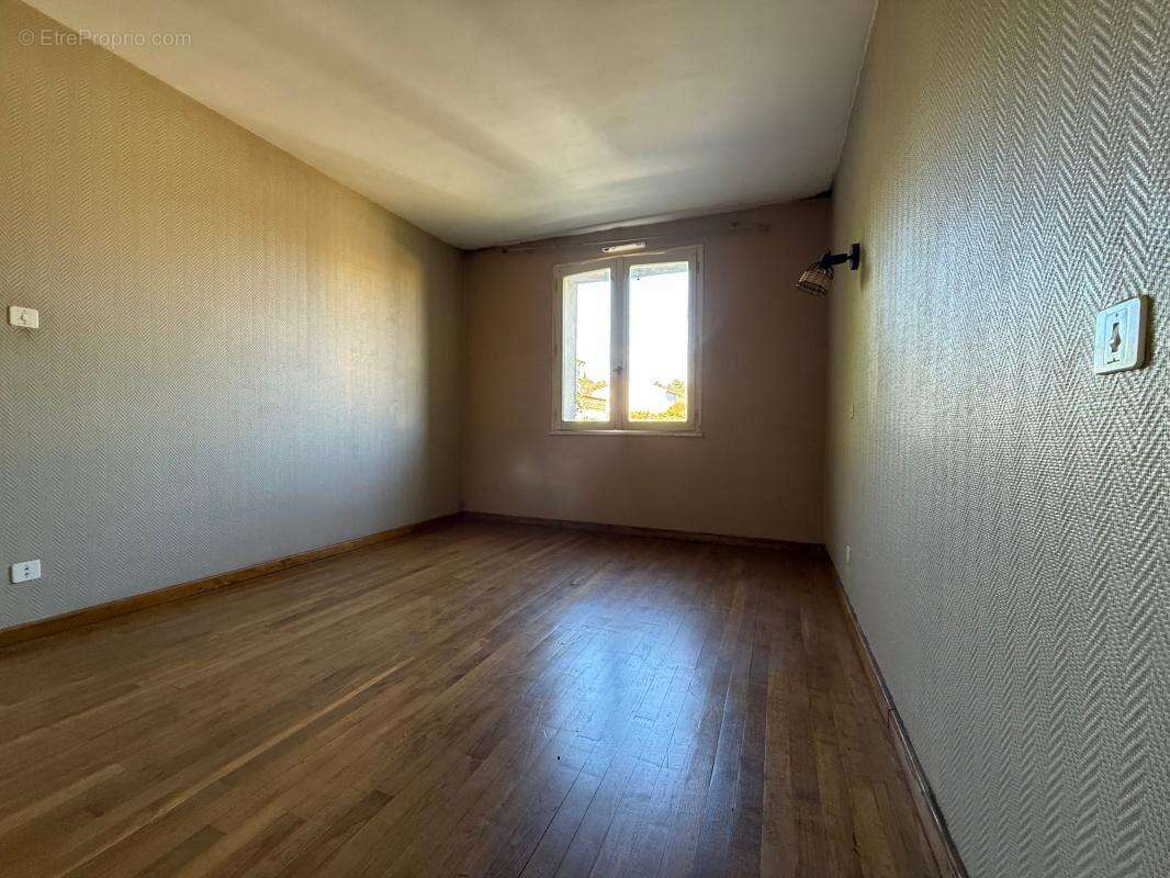 Maison à SAINT-ETIENNE-DE-FONTBELLON