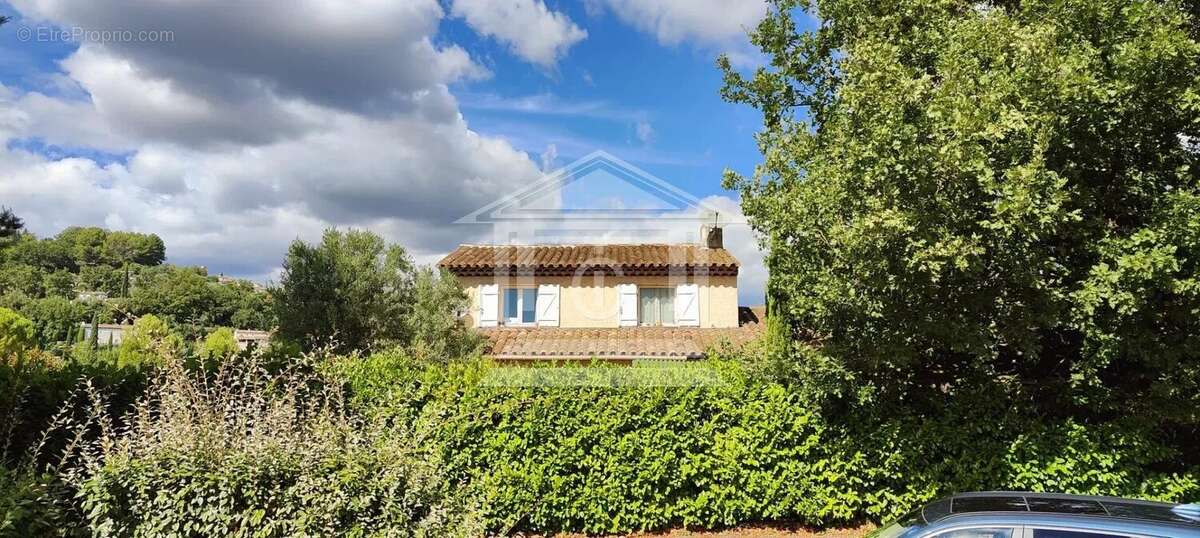 Maison à TOURRETTES