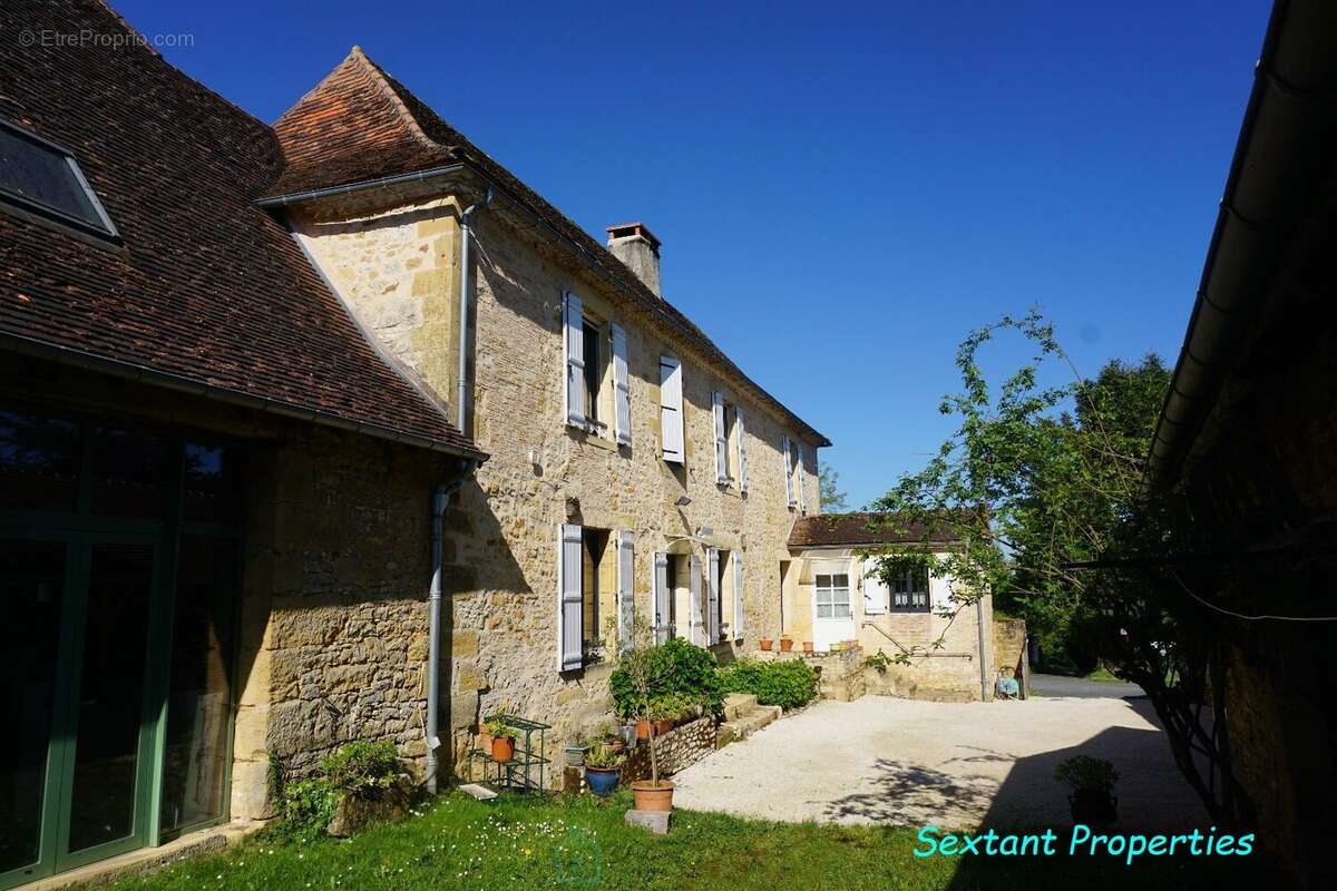 Superbe ensemble immobilier du XIXe siècle situé au coeur de la nature préservée du Périgord vert. - photo 2