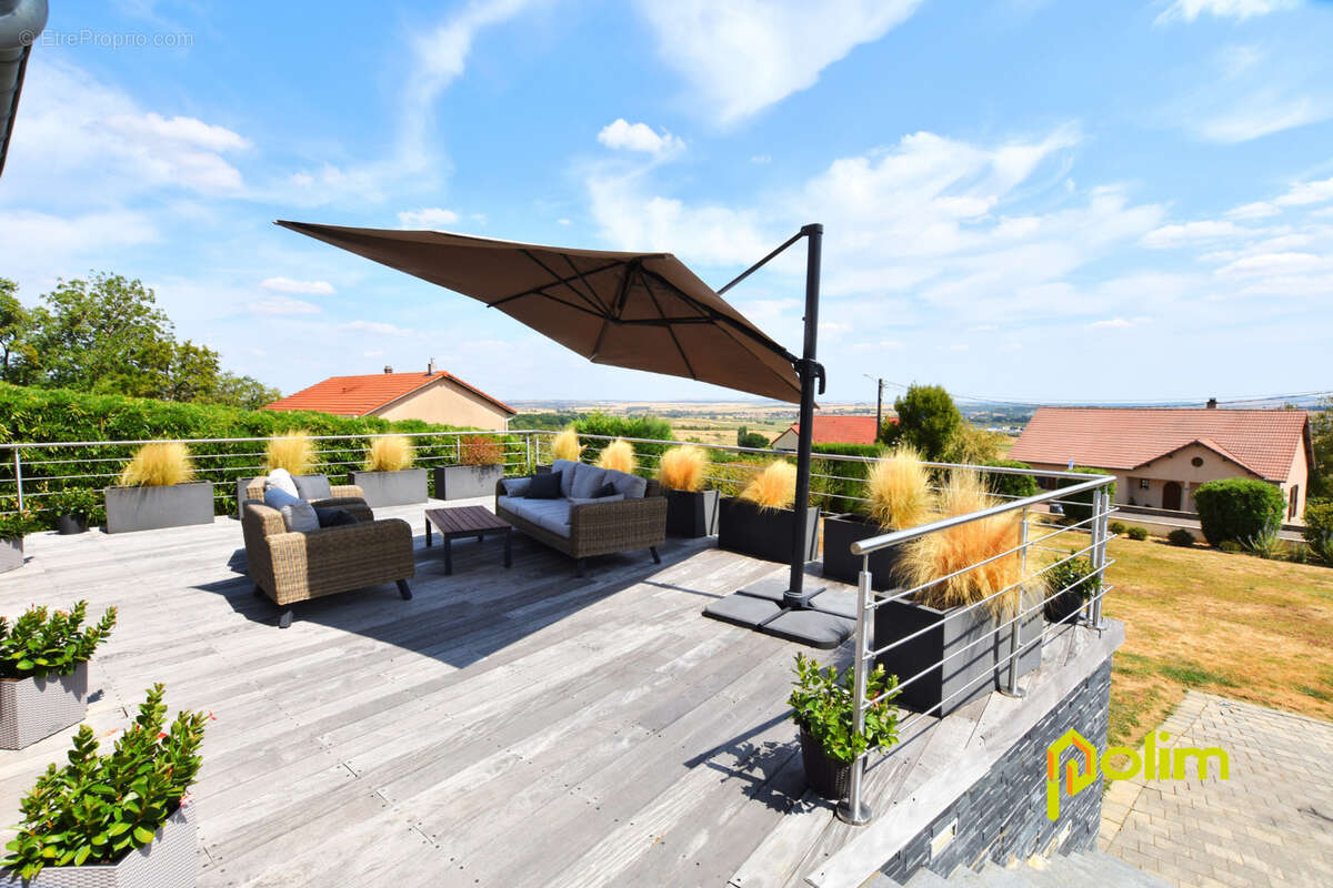 Villa d’exception de 213 m2 avec piscine chauffée et vaste terrain proche accès A31. - photo 2