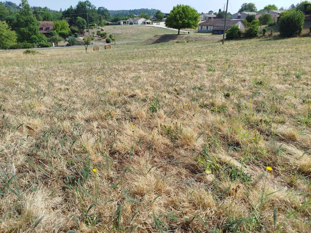 Terrain 1735 m² à Sarlat-La-Caneda  - photo 2