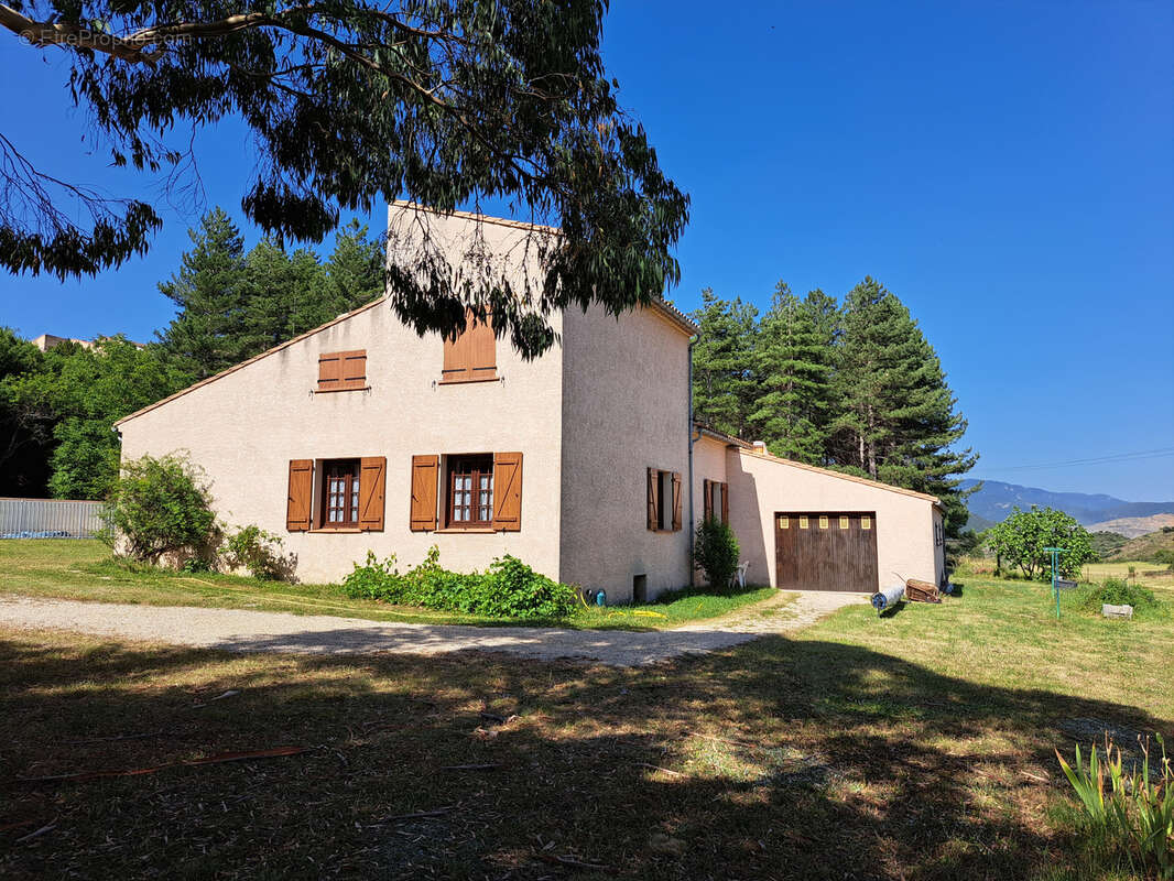 Grande maison sur un terrain de 15 780m2 avec une piscine et un garage de 52m2 - photo 2
