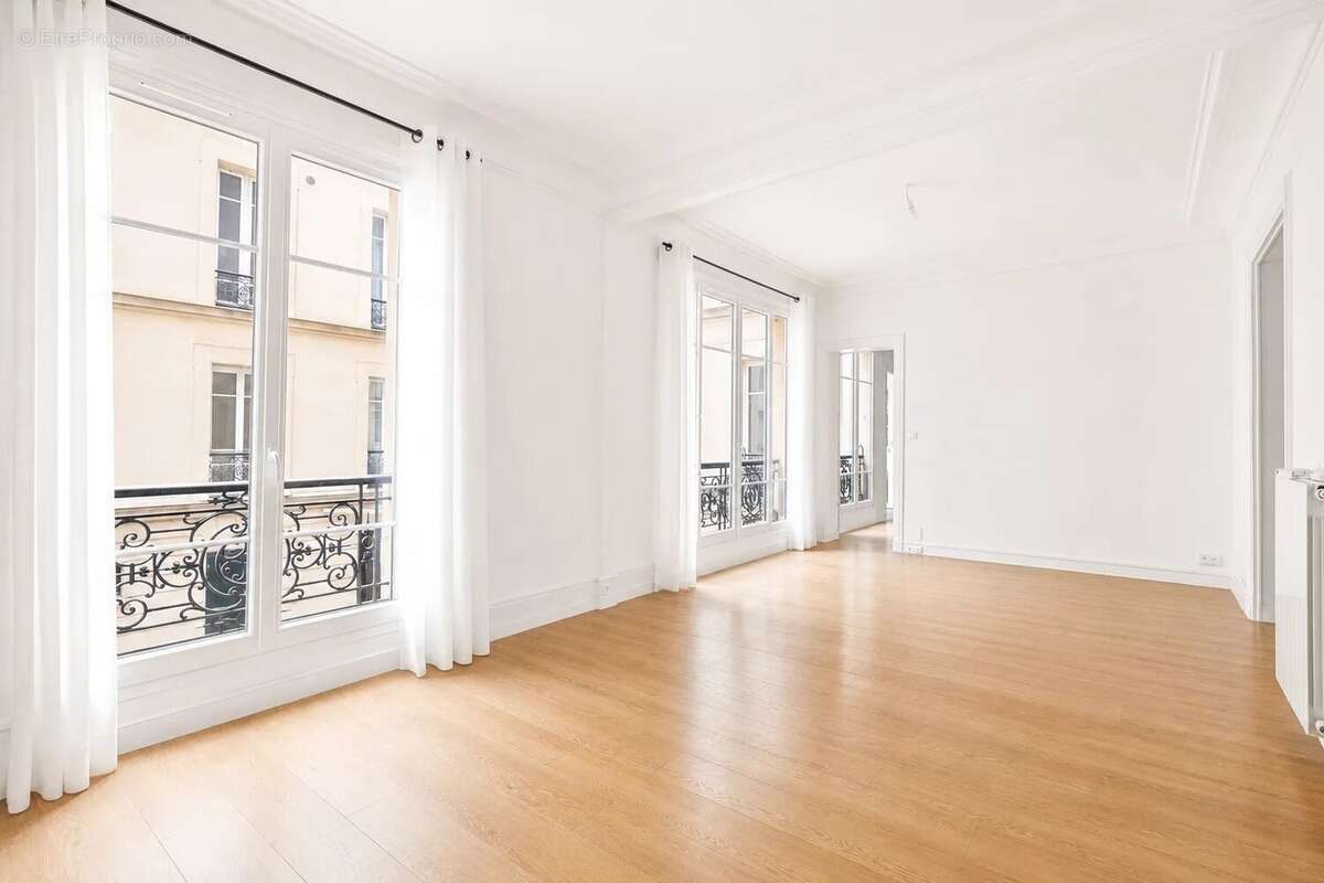 Appartement à PARIS-16E