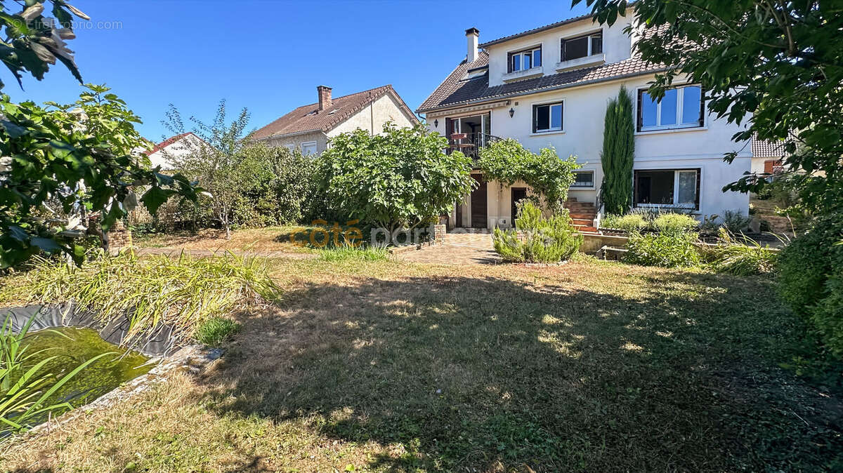 Vaste maison familiale de 185 m² avec jardin arboré et 6 chambres - photo 2