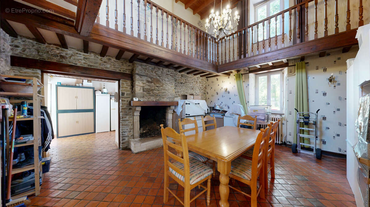 Propriété d'exception avec Gites - 403 m2 sur terrain de 8,5 hectares avec dépendances et étangs. - photo 5