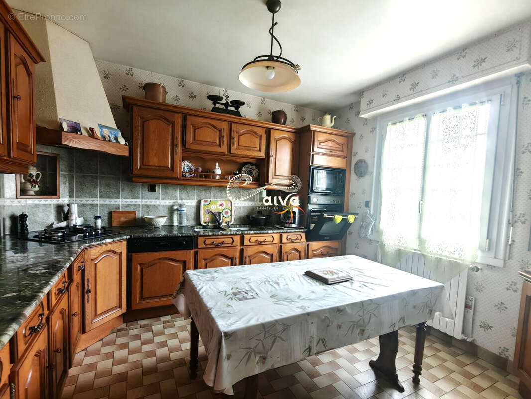 Maison centre ville Dinan, quartier calme, Dynamo, maison familiale avec 4 chambres, jardin, sous-sol, grande pièce de vie, lumineuse - Maison à DINAN