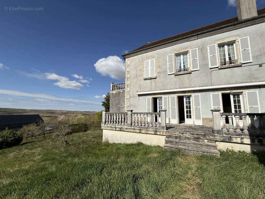 SANCERRE vue et exposée plein sud, elle offre une belle luminosité ! - photo 4