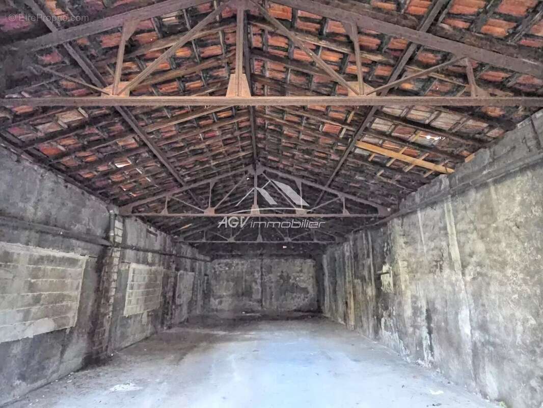 Parking à SALINDRES