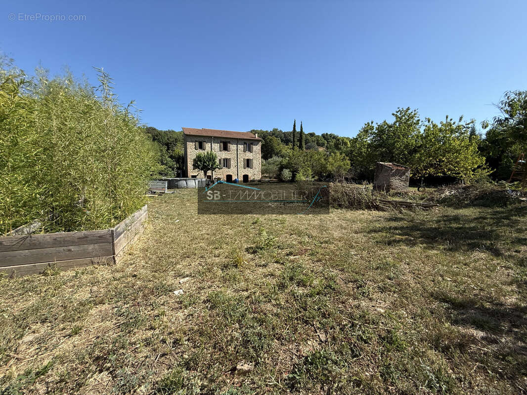 Maison à MEYRANNES