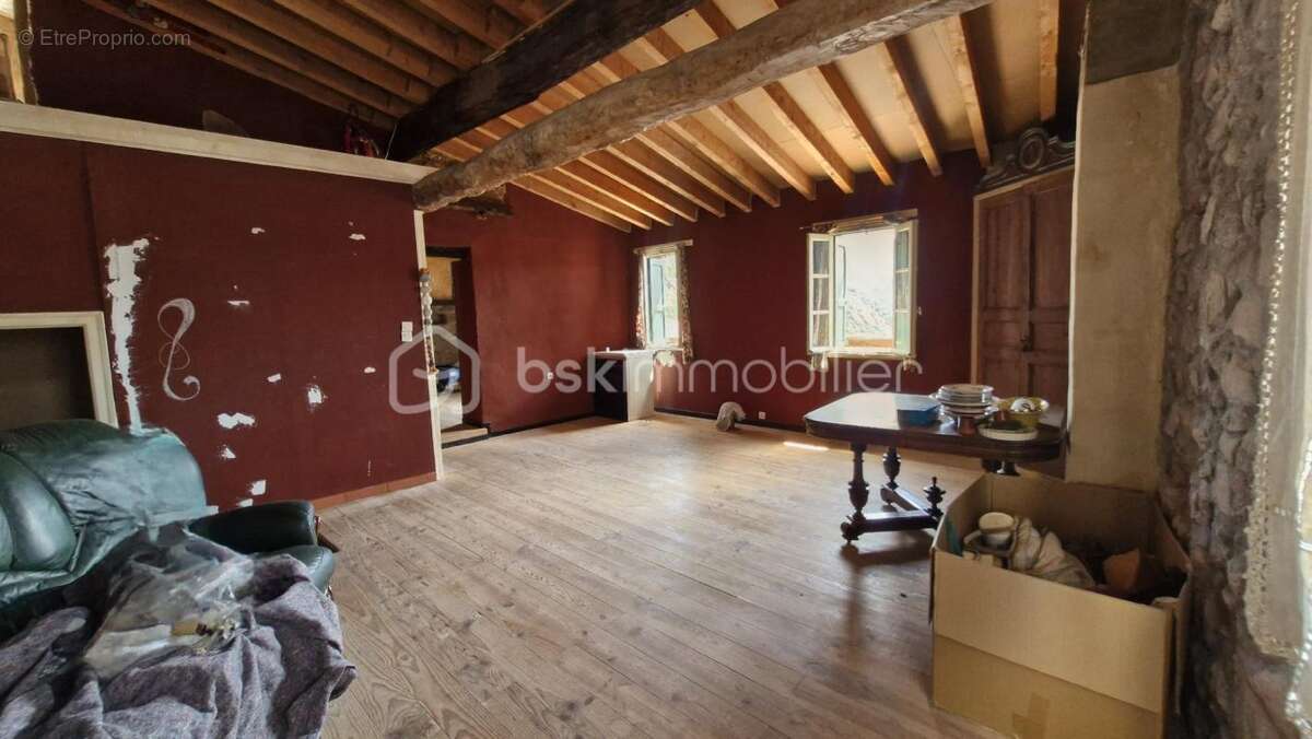 Maison de Village Authentique – 212m² de surface utile : 106 m² habitables + 106 m² à exploiter !!! - photo 2