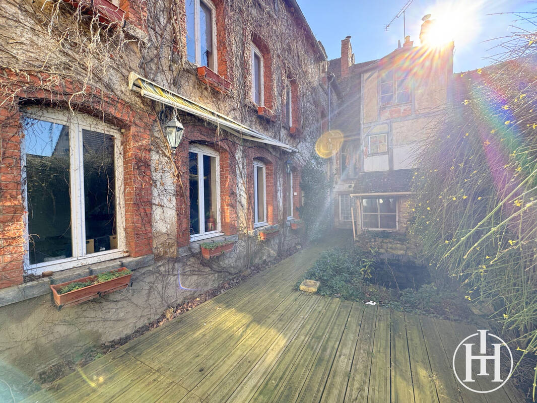 Maison à AINAY-LE-CHATEAU