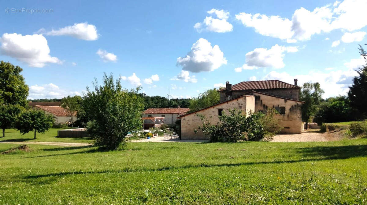 OVERVIEW - Maison à SALLES-DE-VILLEFAGNAN