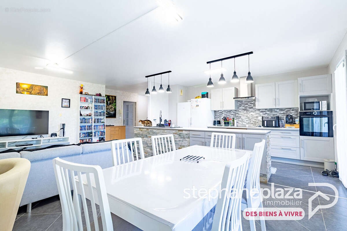 Appartement traversant de 94.5m² - 3 chambres avec 2 BALCONS et DOUBLE GARAGE de 32.5m² - AMBERIEUX-EN-DOMBES - photo 3