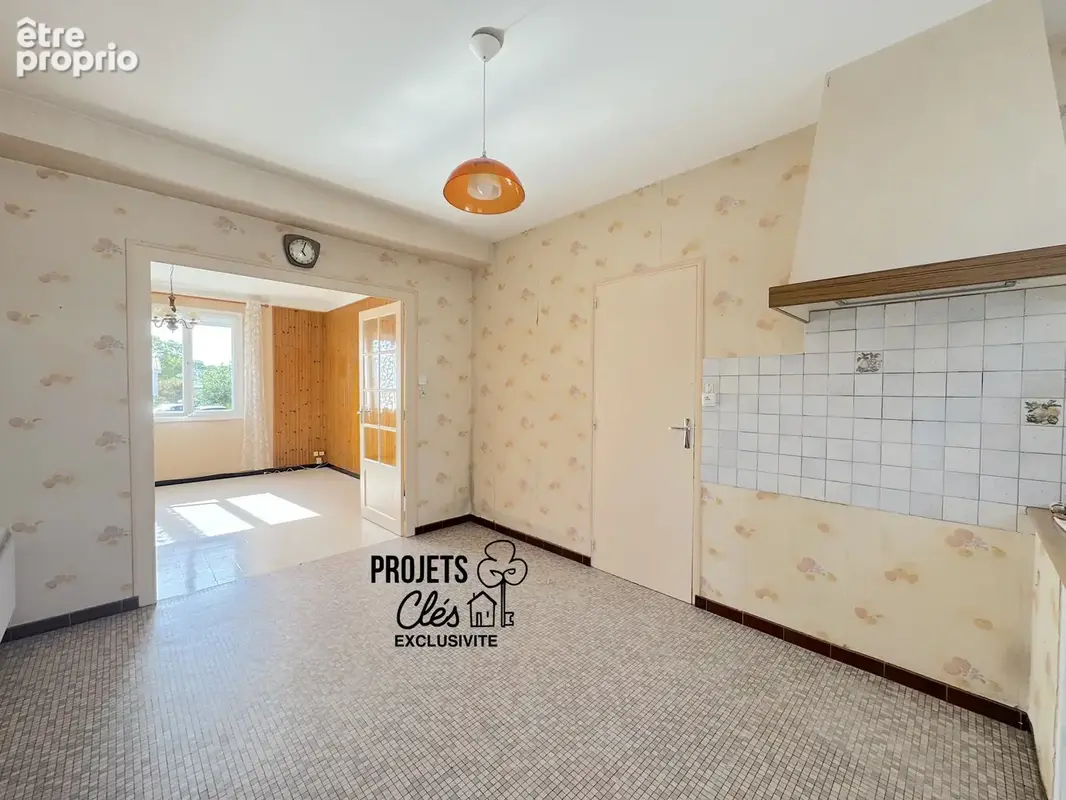Maison à rénover, 2 chambres et un bureau - proximité immédiate des commerces et services - photo 2