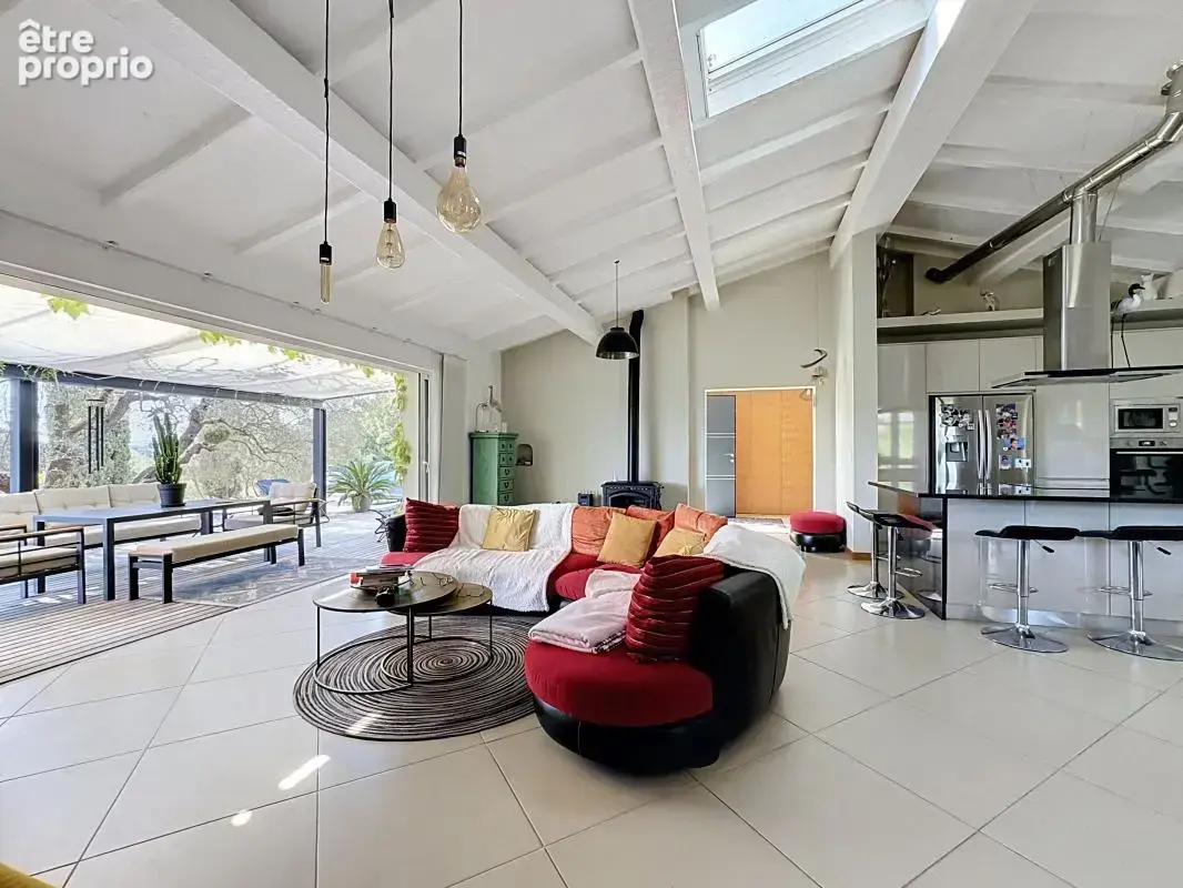 Grande maison familiale de charme avec piscine à débordement, terrasse en bois exotique et terrain arboré de 1 709 m² — Fréjus - photo 11