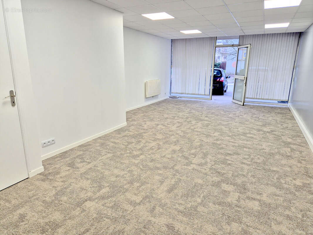 Commerce à LES CLAYES-SOUS-BOIS