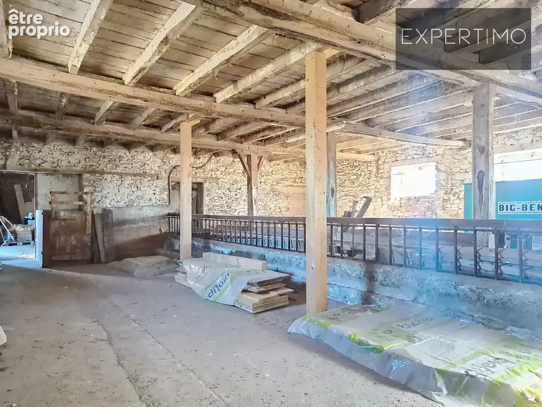 Ancien corps de ferme en pierre   165 m2, nombreuses dépendances et autonomie énergétique - photo 8
