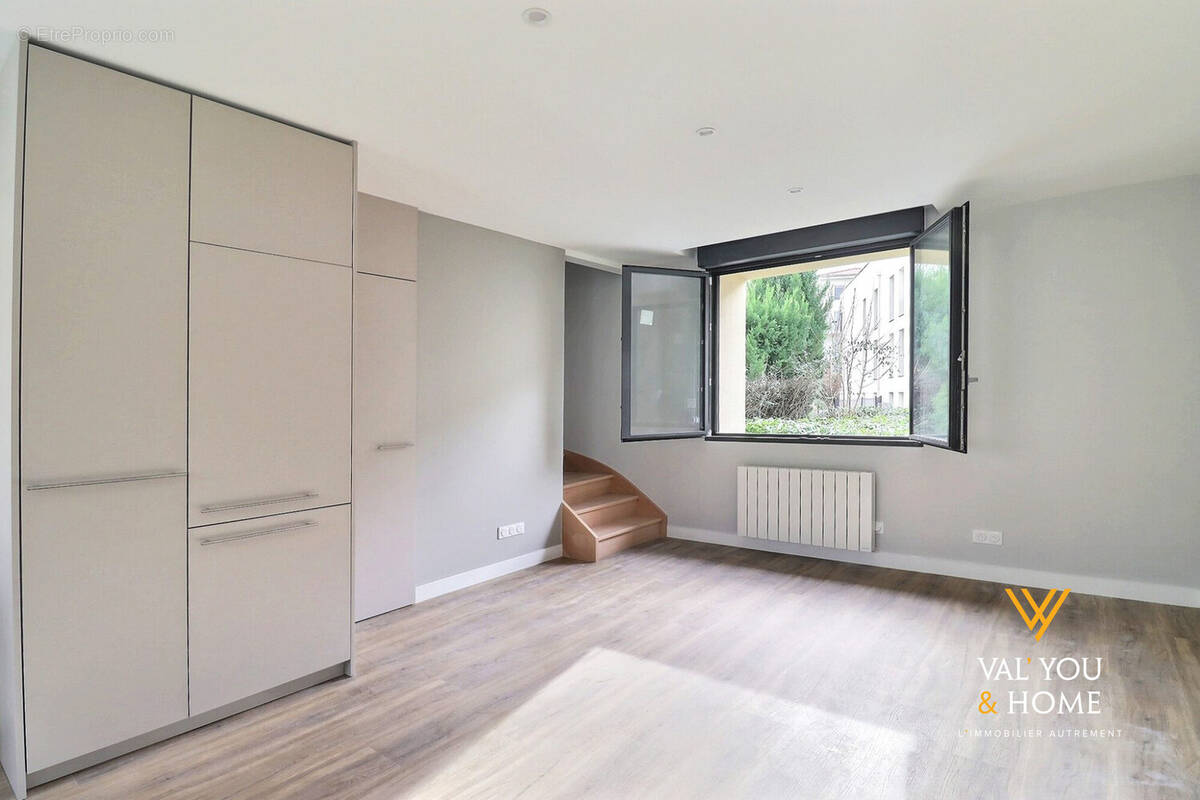 Appartement à LA TOUR-DE-SALVAGNY