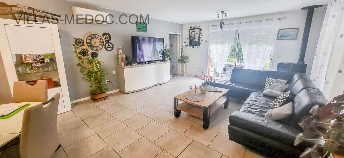 Maison à VENDAYS-MONTALIVET