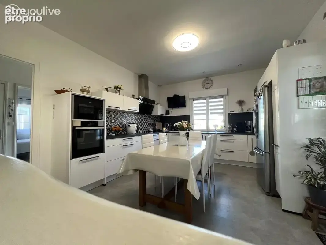 Maison de qualité avec appartement indépendant, terrain arboré de 2 500 m² et ascenseur extérieur - photo 4