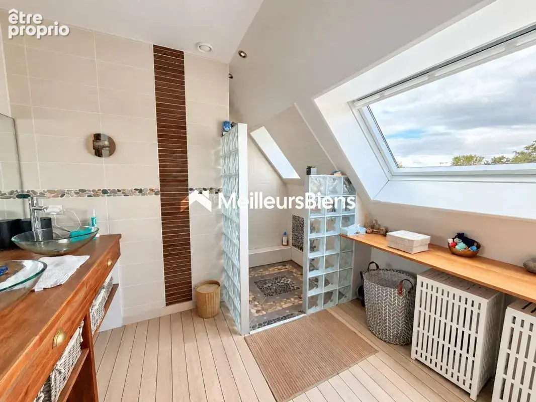 LAVAL – Pavillon de 141 m², 4 chambres, double garage et jardin sans vis-à-vis - photo 10