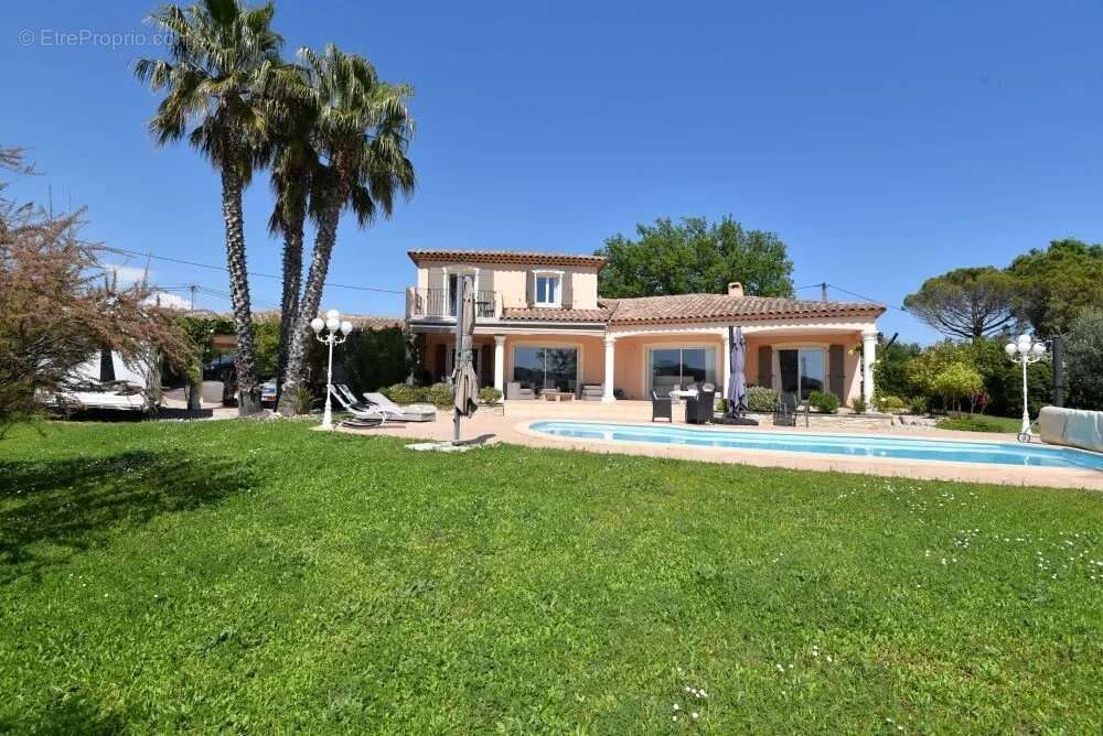 Maison à BAGNOLS-EN-FORET