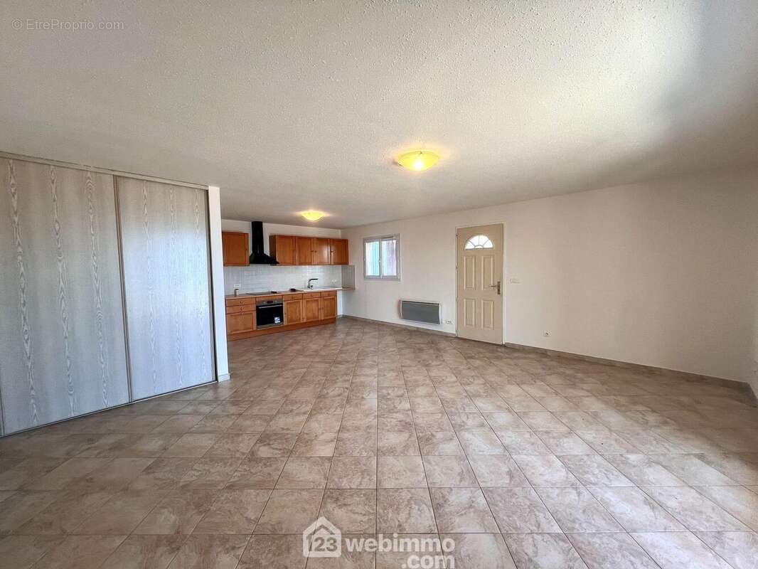 La pièce de vie mesure 40m2 - Appartement à SAN-MARTINO-DI-LOTA