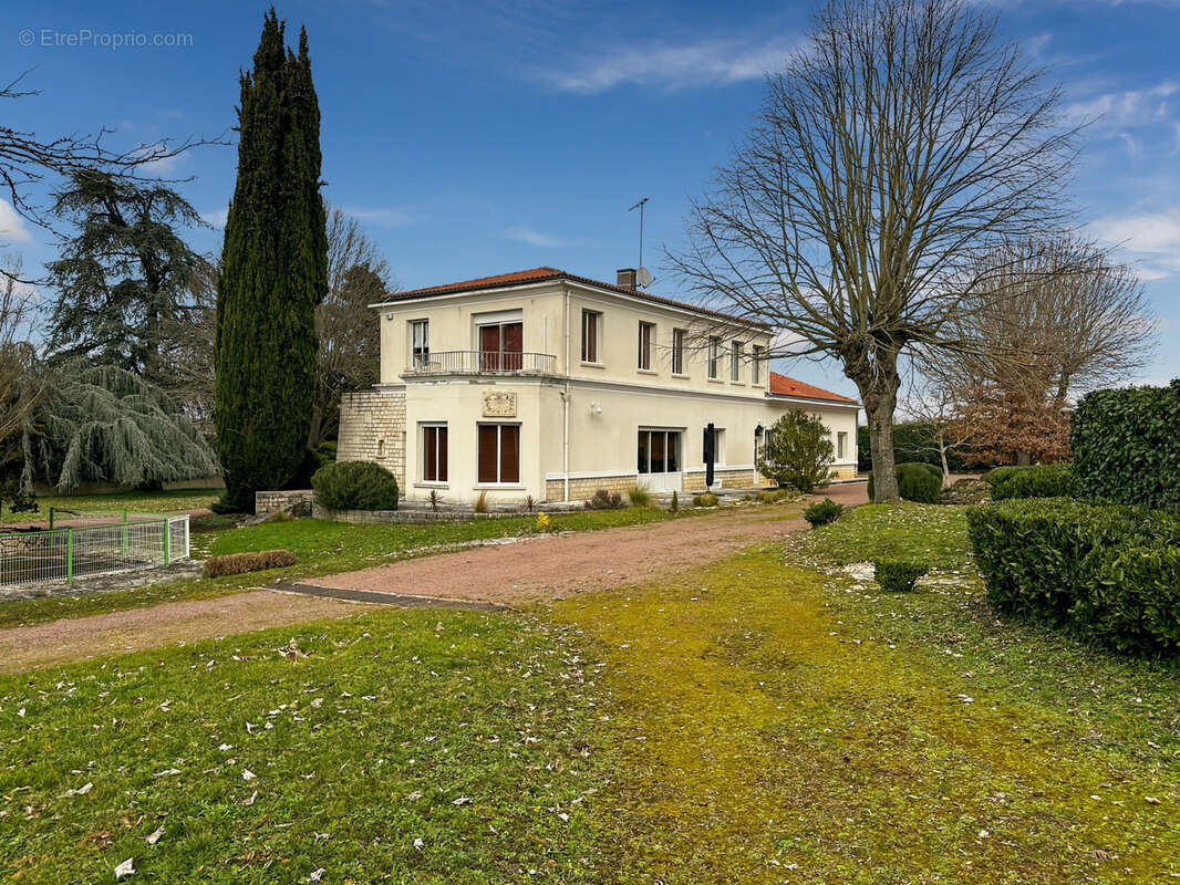 Maison à ROULLET-SAINT-ESTEPHE