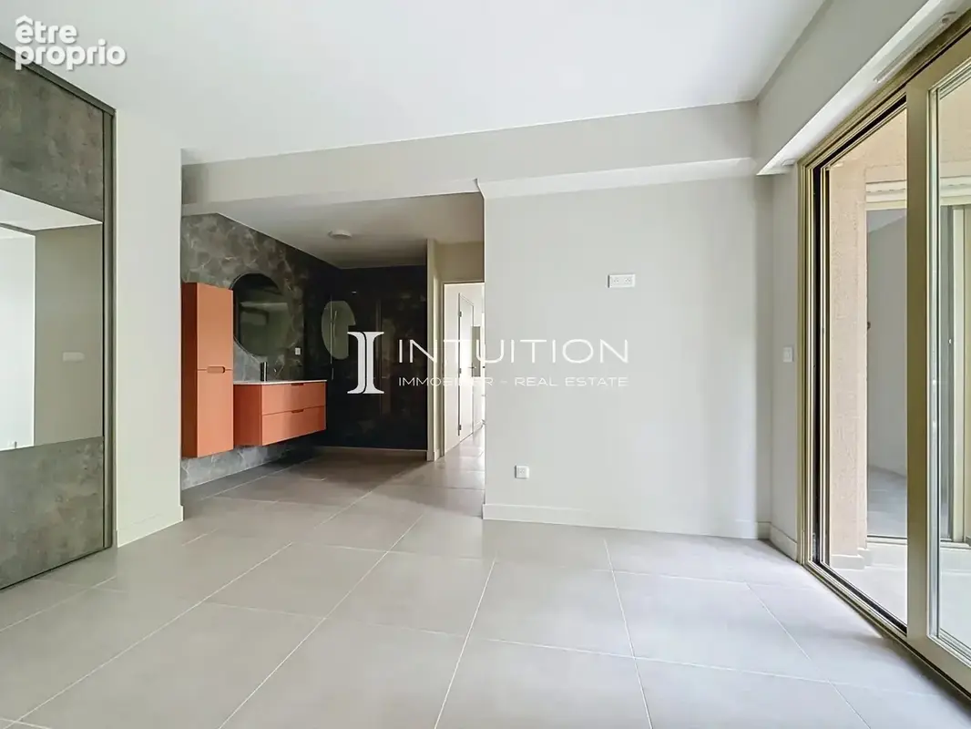 Cannes – Quartier des Anglais : élégant 3 pièces entièrement rénové avec terrasse de 17 m², garage et cave - photo 8