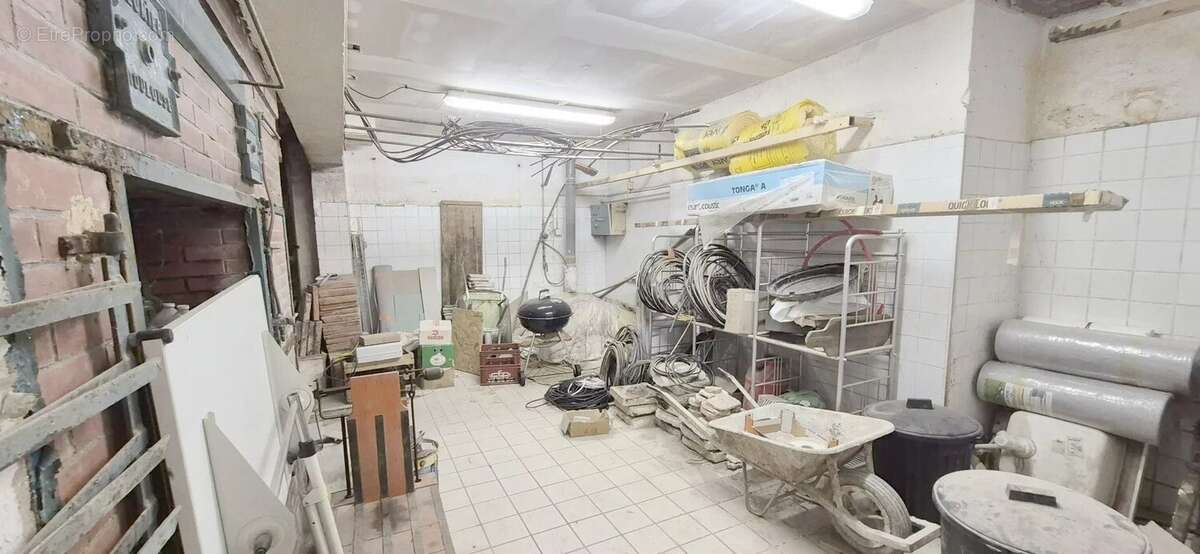 Maison en pierre à rénover avec local professionnel restauré en activité. - photo 8