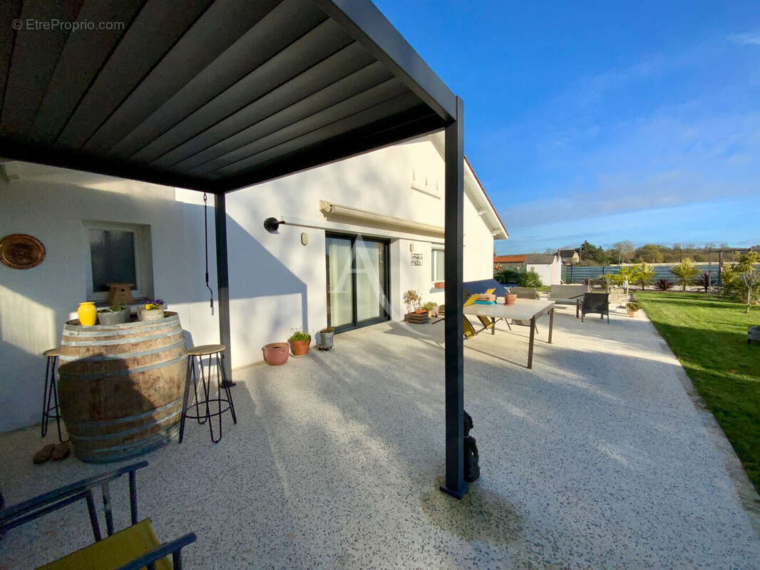 Maison à SAINT-GENIS-DE-SAINTONGE