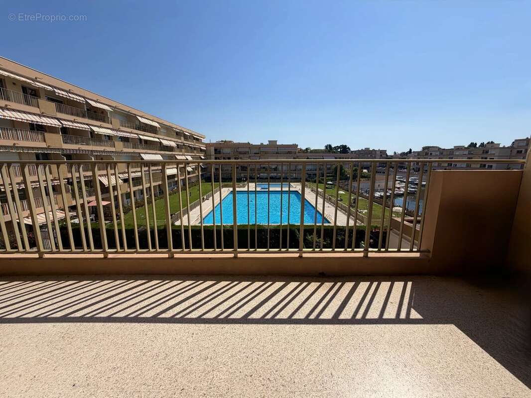 Deux pieces avec terrasse et parking vue sur le port - photo 2