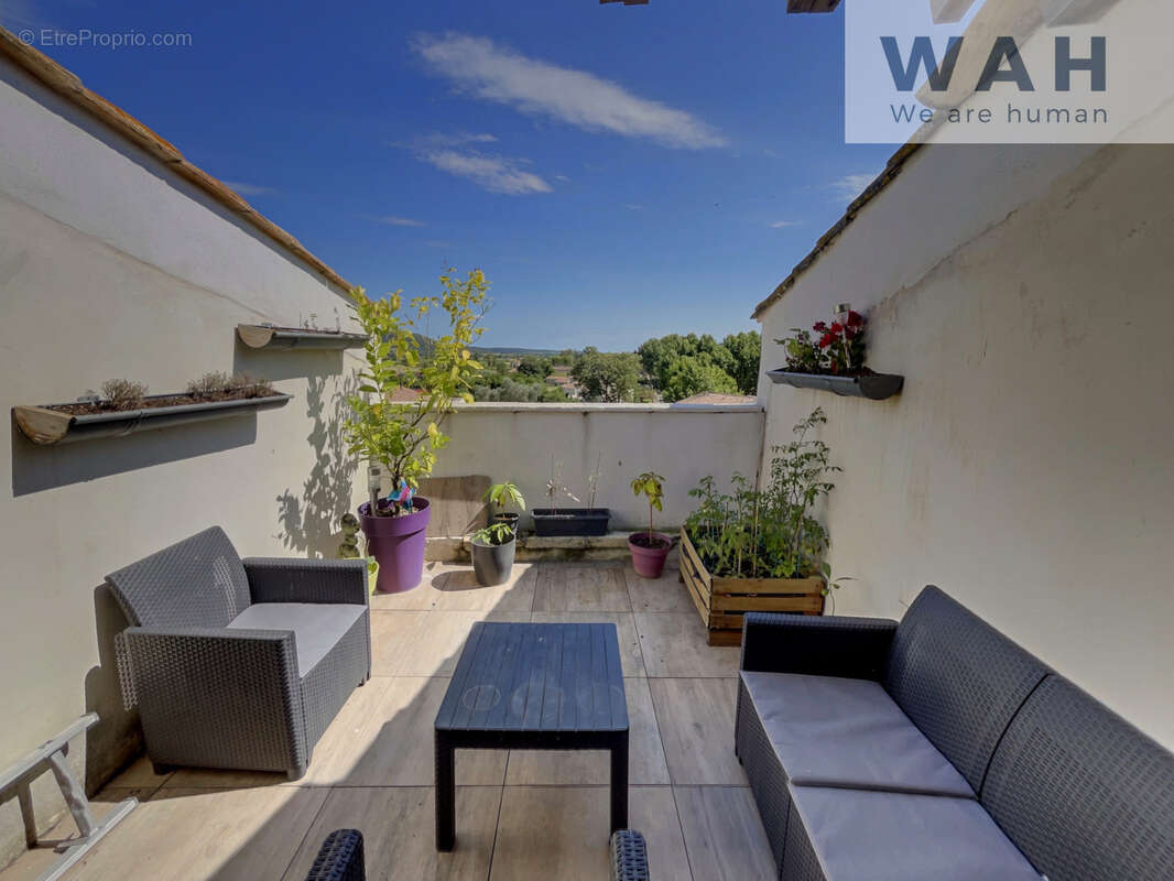 Maison de village renovee tour classee monument historique - p3, 2 ch, dressing, terrasse, garage, clim - photo 2