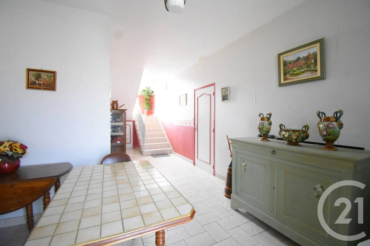 Maison à CREUZIER-LE-VIEUX