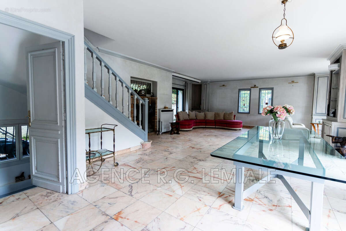 Maison à LE MESNIL-LE-ROI