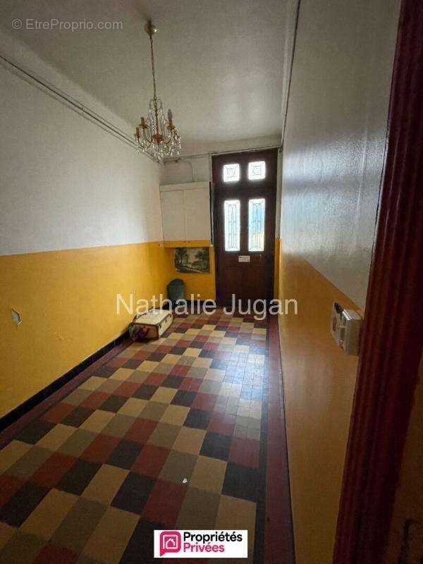Vente TOULON Ouest - Maison de caractère à rénover de 205 m2 sur 318 m2 de terrain - Garage - photo 5