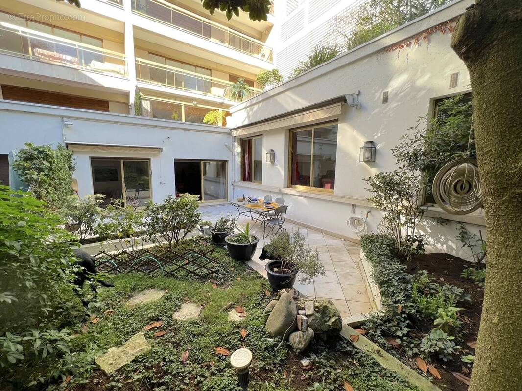 Appartement à PARIS-16E