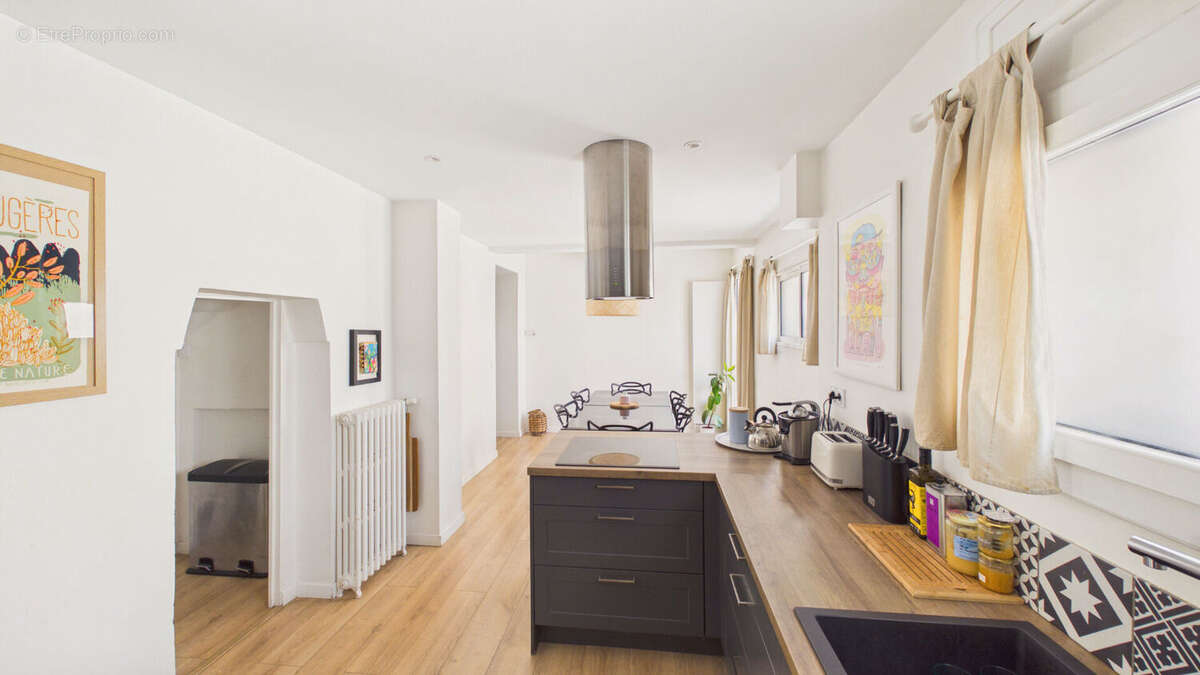 Maison de caractère entièrement rénovée à Avignon . 140 m² habitables, jardin arboré, à 5 minutes des remparts - photo 3