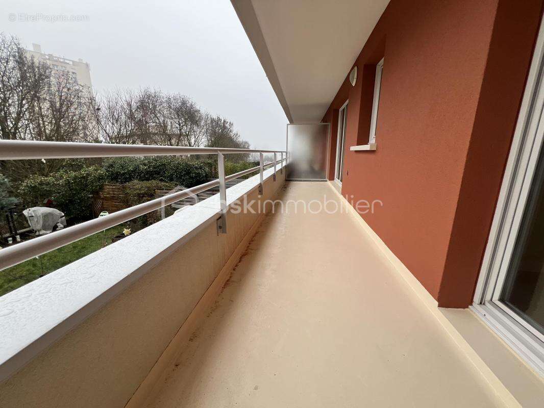 Appartement t3  64 m² lumineux /métro pvc et leo lagrange /balcon /cave /parking / année construction 2007 - photo 4