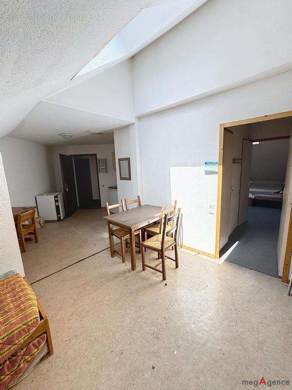 Dernier étage, logement à rénover - photo 2