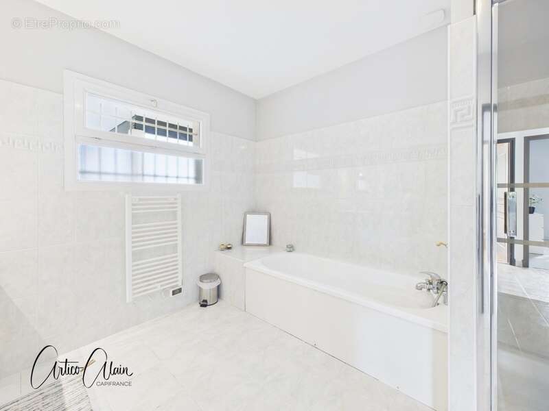 Maison à LAUZERVILLE