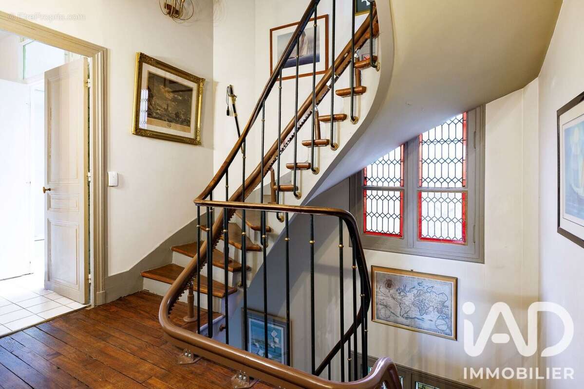 Appartement 140 m² à Suresnes  - photo 9