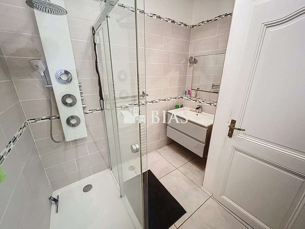 salle de douche rdc - Maison à VIEUX-MANOIR