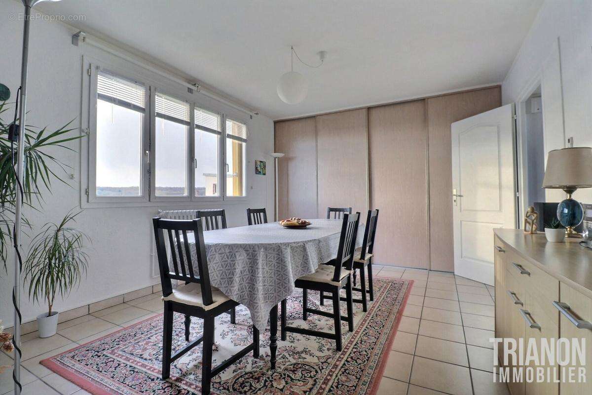 Appartement à LES CLAYES-SOUS-BOIS