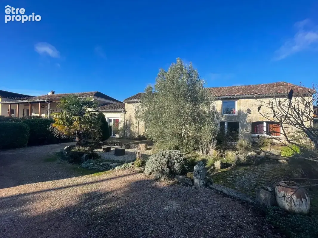 Propriété de caractère avec piscine et 2,5 hectares - photo 2
