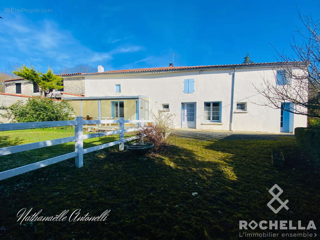 Maison 104 m² à La Jarrie-Audouin  - photo 6