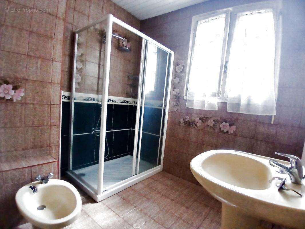 Maison familiale avec piscine   Gare TGV d'Angoulême à proxi - photo 12