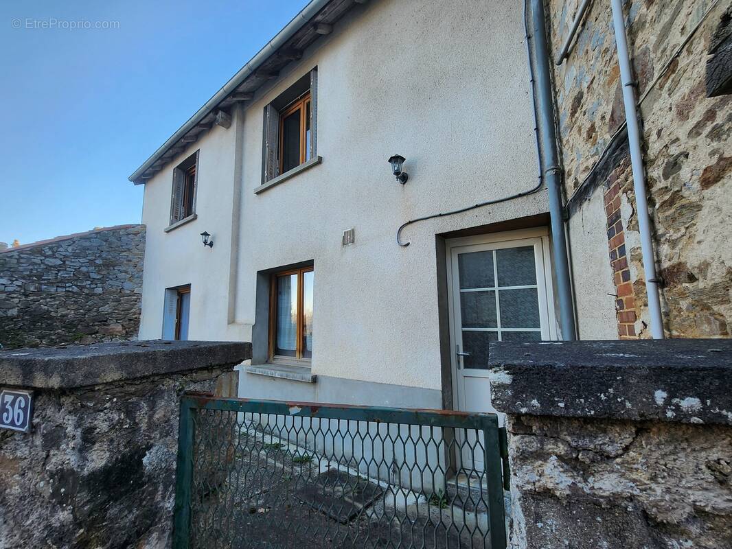 Maison à SAINT-LEONARD-DE-NOBLAT