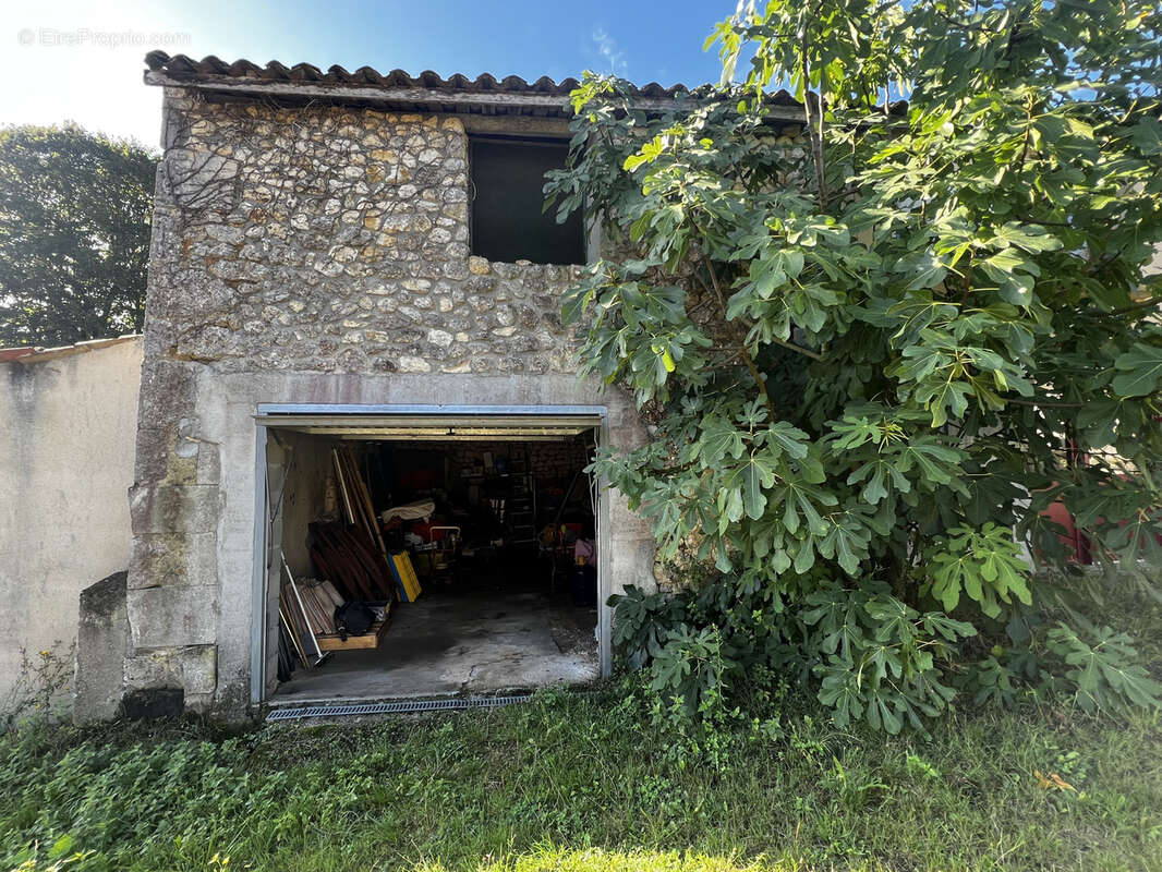 Parking à MIRAMBEAU